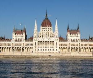 yapboz Tuna Nehri&#039;nin kıyısında Budapeşte etkileyici Macar Parlamento binası